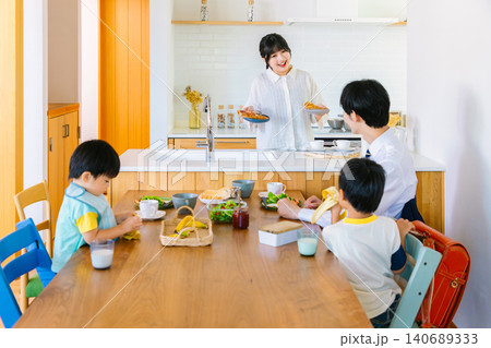 家族の食卓を囲む食事イメージ 家族の食卓を囲む食事イメージ 140689333