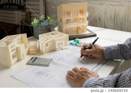住宅を設計している建築士 住宅を設計している建築士 140689550