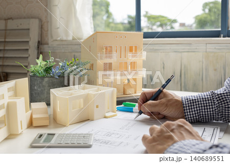 住宅を設計している建築士 住宅を設計している建築士 140689551