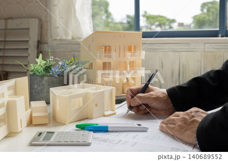 住宅を設計している建築士 住宅を設計している建築士 140689552