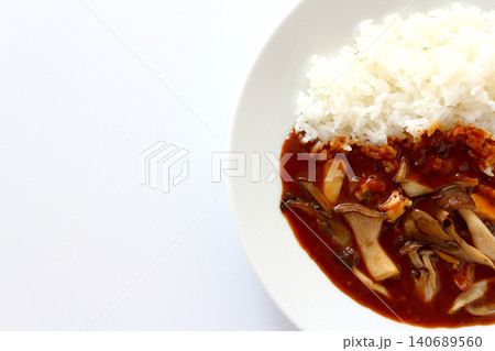 白背景の真上から見たきのこカレーライス 白背景の真上から見たきのこカレーライス 140689560
