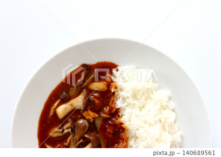 白背景の真上から見たきのこカレーライス 白背景の真上から見たきのこカレーライス 140689561