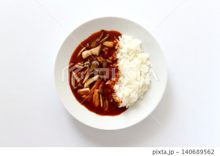 白背景の真上から見たきのこカレーライス 140689562