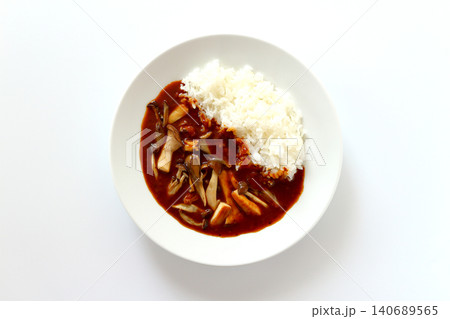 白背景の真上から見たきのこカレーライス 140689565