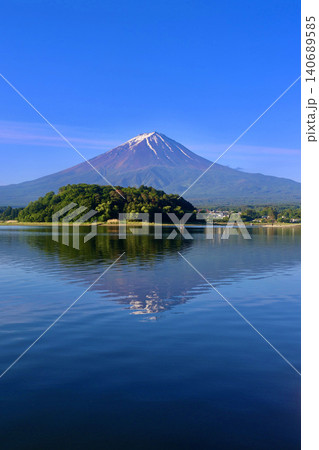 河口湖と富士山・大石公園から(山梨県・富士河口湖町) 河口湖と富士山・大石公園から(山梨県・富士河口湖町) 140689585