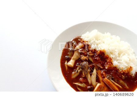白背景のきのこカレーライス 140689620