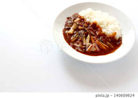 白背景のきのこカレーライス 140689624