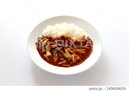 白背景のきのこカレーライス 140689626