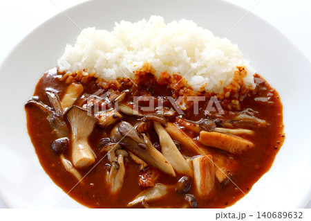 白背景のきのこカレーライス 白背景のきのこカレーライス 140689632