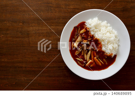 真上から見たテーブル背景のきのこカレーライス 真上から見たテーブル背景のきのこカレーライス 140689895
