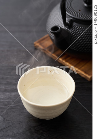 鉄瓶で沸かした白湯 鉄瓶で沸かした白湯 140690125