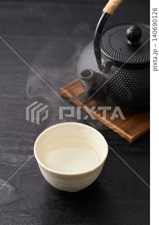 鉄瓶で沸かした白湯 鉄瓶で沸かした白湯 140690126