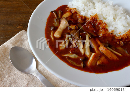 テーブル背景のきのこカレーライス 140690184