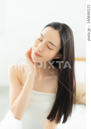 寝室で寛ぐ女性 140690221