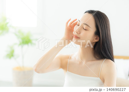 寝室で寛ぐ女性 寝室で寛ぐ女性 140690227