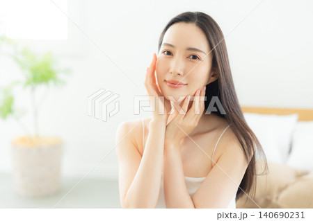 寝室で寛ぐ女性 寝室で寛ぐ女性 140690231