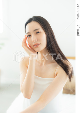 寝室で寛ぐ女性 140690232