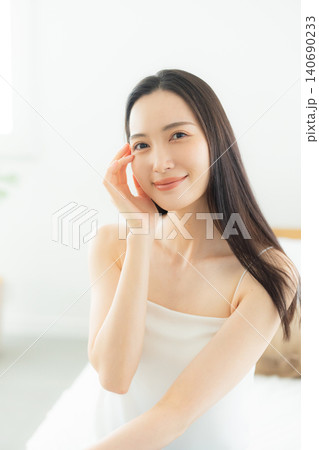 寝室で寛ぐ女性 140690233