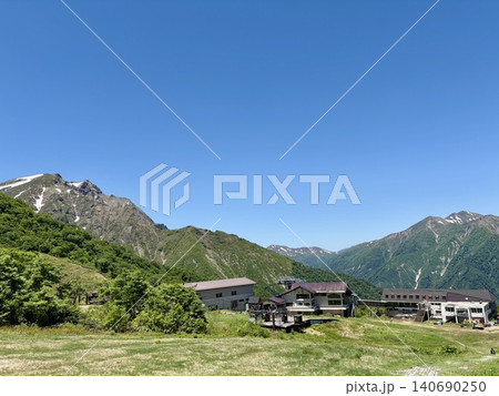 雲一つない快晴の谷川岳と谷川岳ロープウェイ施設 天神平(谷川岳ヨッホ周辺) 雲一つない快晴の谷川岳と谷川岳ロープウェイ施設 天神平(谷川岳ヨッホ周辺) 140690250