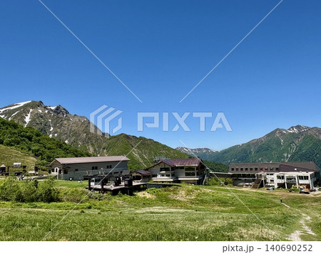 雲一つない快晴の谷川岳と谷川岳ロープウェイ施設 天神平(谷川岳ヨッホ周辺) 雲一つない快晴の谷川岳と谷川岳ロープウェイ施設 天神平(谷川岳ヨッホ周辺) 140690252