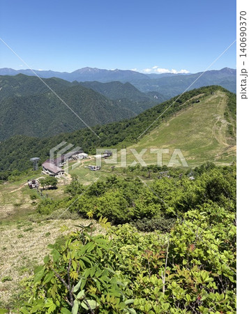 谷川岳山頂付近から見下ろす谷川岳天神平ロープウェイ駅(谷川岳ヨッホ) 140690370
