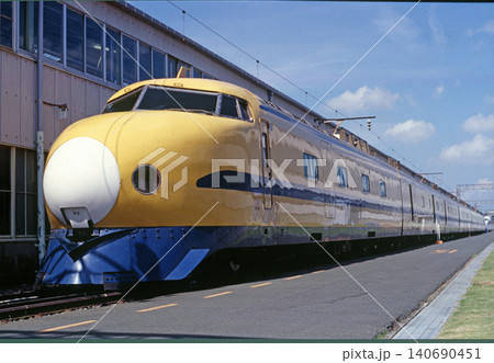 JR東海のドクターイエロー(新幹線922形電車T2編成) JR東海のドクターイエロー(新幹線922形電車T2編成) 140690451