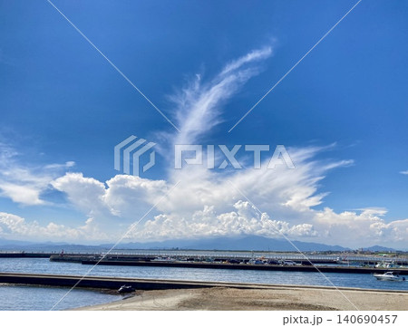 夏空に舞い上がるダイナミックな雲と青空の風景 夏空に舞い上がるダイナミックな雲と青空の風景 140690457