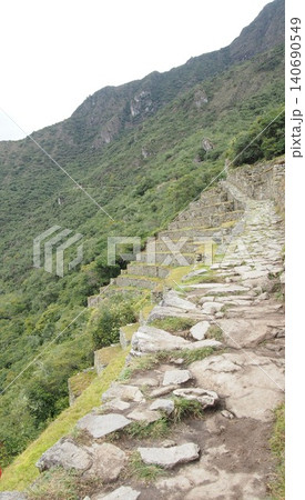 険しい崖沿いに残るマチュピチュ遺跡のインカ道と段々畑（ペルー） 140690549