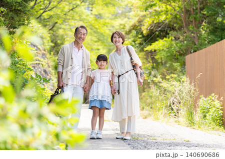 旅行を楽しむシニア夫婦と孫娘の三世代家族 旅行を楽しむシニア夫婦と孫娘の三世代家族 140690686