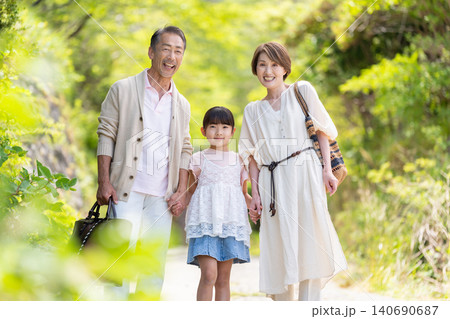 旅行を楽しむシニア夫婦と孫娘の三世代家族 旅行を楽しむシニア夫婦と孫娘の三世代家族 140690687