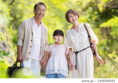 旅行を楽しむシニア夫婦と孫娘の三世代家族 旅行を楽しむシニア夫婦と孫娘の三世代家族 140690688