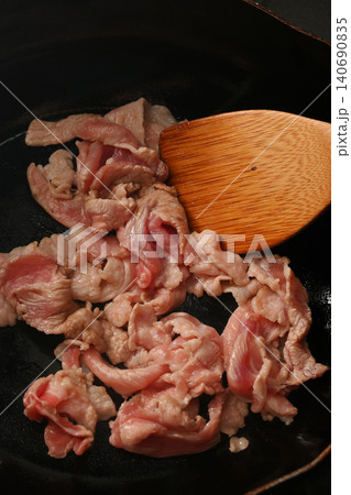 豚肉を炒めている様子 豚肉を炒めている様子 140690835
