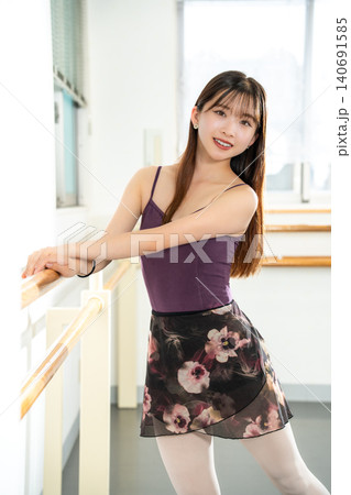 休憩する日本人バレリーナ 休憩する日本人バレリーナ 140691585