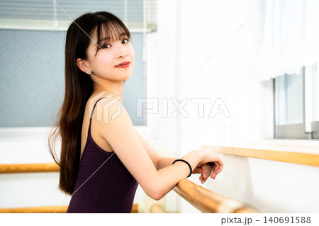 休憩する日本人バレリーナ 140691588