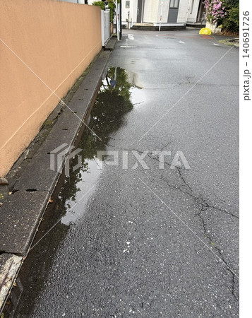 側溝脇の水たまり 側溝脇の水たまり 140691726