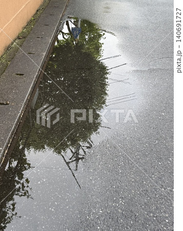 側溝脇の水たまり 側溝脇の水たまり 140691727