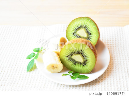 腸活にも美肌効果にも期待が持てる食物繊維たっぷりのグリ-ンキウイとバナナ 腸活にも美肌効果にも期待が持てる食物繊維たっぷりのグリ-ンキウイとバナナ 140691774