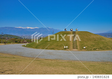 山梨県笛吹市の笛吹市八代ふるさと公園から古墳越しに西側の眺望(銚子塚古墳,南アルプスなど) 山梨県笛吹市の笛吹市八代ふるさと公園から古墳越しに西側の眺望(銚子塚古墳,南アルプスなど) 140691828