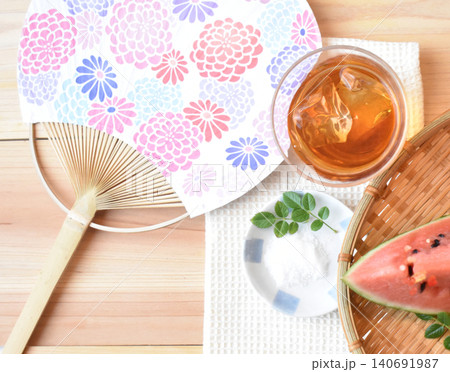 夏の風物詩 スイカと麦茶とうちわ 7月27日はスイカの日 夏の風物詩 スイカと麦茶とうちわ 7月27日はスイカの日 140691987