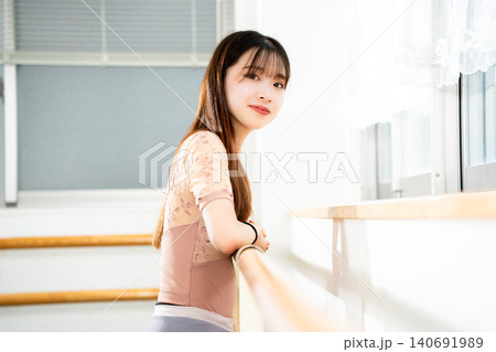 休憩する日本人バレリーナ 休憩する日本人バレリーナ 140691989