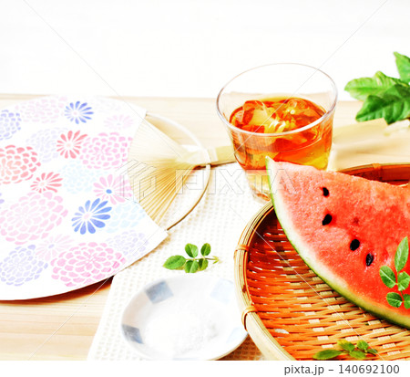 夏の風物詩　スイカと麦茶　　7月27日はスイカの日です 140692100