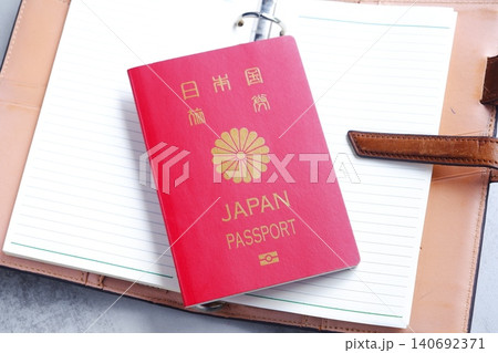 パスポート - パスポート(一般旅券10年用赤色)を用意して、海外旅行を計画しているイメージ パスポート - パスポート(一般旅券10年用赤色)を用意して、海外旅行を計画しているイメージ 140692371