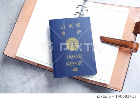 パスポート(5年用紺色)とシステム手帳(トラベラーズノート)で、海外旅行を計画しているイメージ パスポート(5年用紺色)とシステム手帳(トラベラーズノート)で、海外旅行を計画しているイメージ 140692413