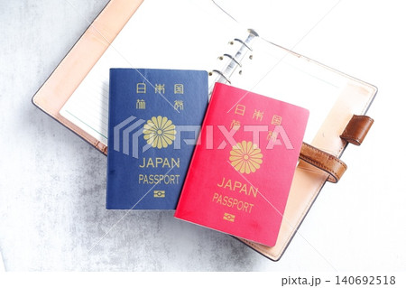 パスポート(10年用と5年用)とシステム手帳(トラベラーズノート)で、海外旅行を計画しているイメージ パスポート(10年用と5年用)とシステム手帳(トラベラーズノート)で、海外旅行を計画しているイメージ 140692518