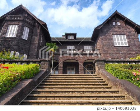 ツツジ咲く頃の旧古河庭園の洋館 140693038