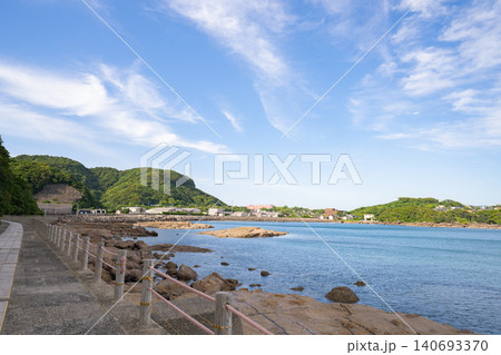 長崎県西海市の大釜海水浴場に広がる岩場と透明な海の風景 140693370