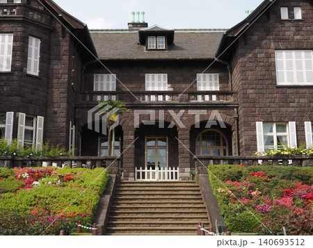 ツツジ咲く旧古河庭園の洋館 ツツジ咲く旧古河庭園の洋館 140693512