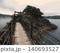 小島へ続く吊り橋のある海辺の景観 140693527