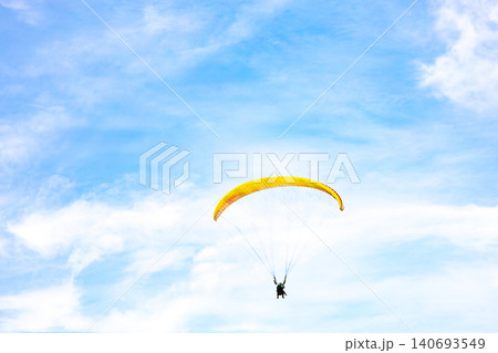 パラグライダーが飛ぶ青空 パラグライダーが飛ぶ青空 140693549