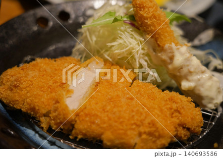 サクサク衣のとんかつ定食と揚げたて豚カツのクローズアップ 140693586